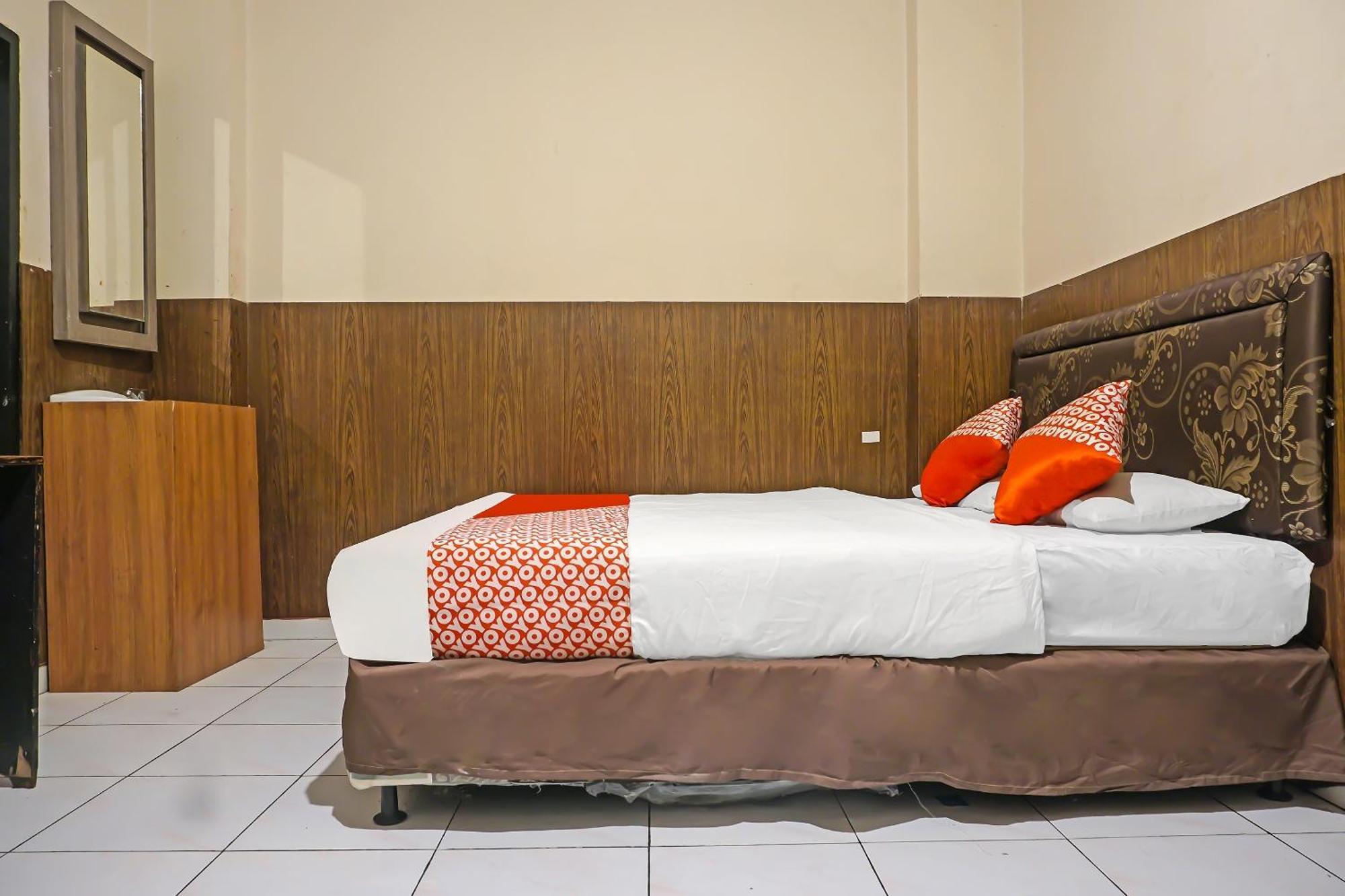 Oyo 1935 Hotel Diamond Inn Макасар Екстериор снимка